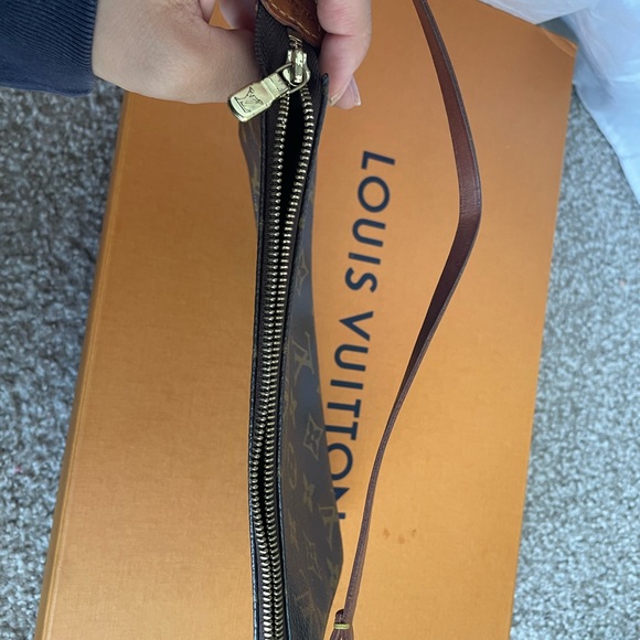 Louis Vuitton pochette in good condition! Authentic - Picture 7 of 7